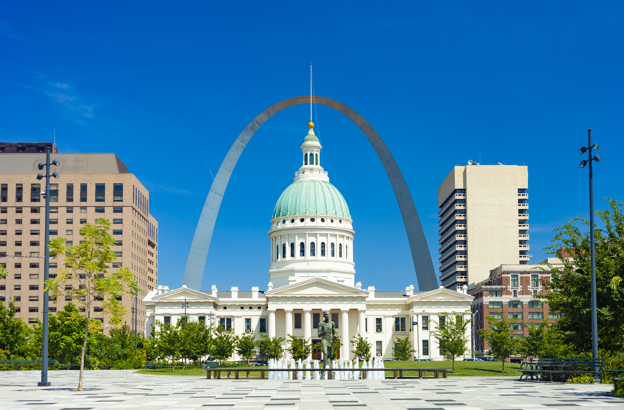 Downtown St. Louis with the Gateway Arch and the Old Courthouse on a sunny day.